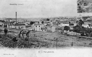 Vue depuis le bas de l'îlot vert, rue des Aqueducs, à la limite d'Arcueil. On distingue l'église de Gentilly, la rue du Souvenir, le Fort de Bicêtre et en contrebas le mur le long de l'avenue Pasteur...