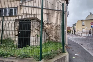 Après rénovation récente . A l'angle de l'îlot Paix-Reims. A l'angle des anciennes rue de des aqueducs et de la ruelle aux Blancs, actuelle rue de la Paix. Le regard n°19.