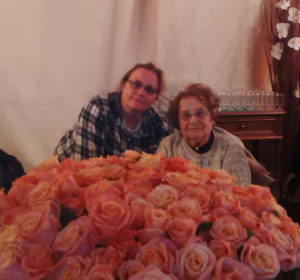 Madeleine et Rosette lors de la Fête de son anniversaire pour ses 100 ans, chez Danielle (entre voisins et venue de Mme la Maire de Gentilly) le 9 septembre 2017. © Agiv