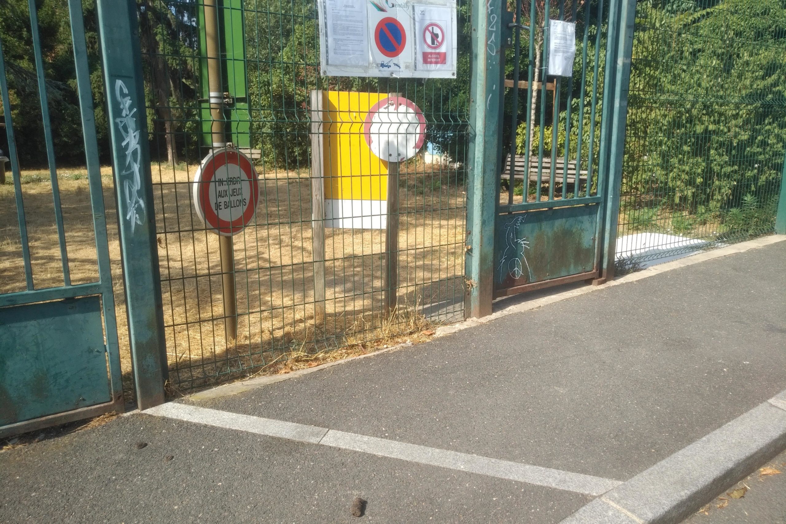 aout_2026_panneaux_devant_le_square_enfants_Agiv