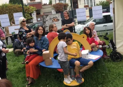 Intervenant (jeune chercheur) avec une présentation des chauve-souris. Dans le petit square des enfants