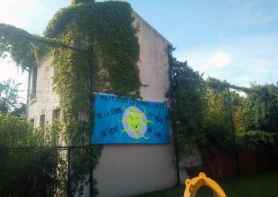 Dans le petit square des enfants. Rue de la Paix Gentilly
