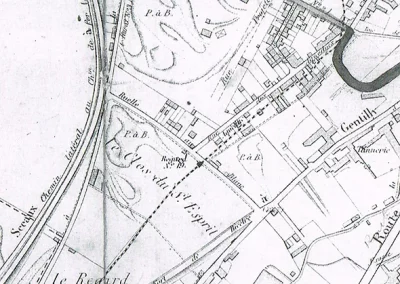 L'îlot vert se nommait Le Clos du Saint Esprit en 1885. La rue de la Paix s'appelait la ruelle au Blanc.