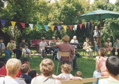 Dans le petit square des enfants Avec l'association "Les amis des vents"