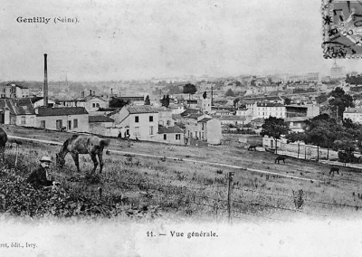 Vue depuis le bas de l'îlot vert, rue des Aqueducs, à la limite d'Arcueil. On distingue l'église de Gentilly, la rue du Souvenir, le Fort de Bicêtre et en contrebas le mur le long de l'avenue Pasteur...