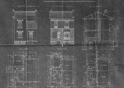 Construites en 1912. Pas les 2 plus anciennes de la rue mais 2ème plus vieilles. Maisons jumelles et frugales. Les maisons du 19e siècle étaient très généralement en moellon enduit de plâtre gros et couvertes de petite tuile, mais très peu subsistent en cet état. Les maisons et immeubles de la première moitié du 20e siècle sont pour la plupart en pierre meulière ou brique, parfois enduites, et couverts en tuile mécanique. Marchand (architecte). Série de 4 maisons. 18 à 24 rue de la Paix. https://www.pop.culture.gouv.fr/notice/memoire/IVR11_19979400144X?image=%5B%22oui%22%5D&listResPage=6&mainSearch=%22Gentilly%22&mosaicPage=6&last_view=%22mosaic%22&idQuery=%22575f51b-3347-f12c-2fa-cbd40cbc3e26%22
