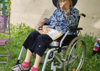 A la fête de la Nature organisée par Agiv dans le petit square des enfants Le pouce en l'air face appareil photo en disant : -"Y'a pas meilleur endroit qu'ici dans tout Gentilly" Elle attendait avec impatience la prairie depuis longtemps. Elle est décédée depuis.