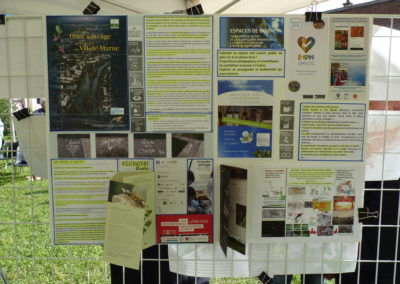 Poster n°3 : "Espace de biodiversité" Valoriser un espace vert, ouvert, public, de plein air et de pleine terre! Propositions pédagogiques et scientifiques. Se sensibiliser et passer à l'action. Explorer et sauvegarder la biodiversité qui nous entoure.