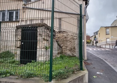 Après rénovation récente . A l'angle de l'îlot Paix-Reims. A l'angle des anciennes rue de des aqueducs et de la ruelle aux Blancs, actuelle rue de la Paix. Le regard n°19.