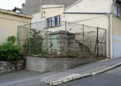 A l'angle de l'îlot Paix-Reims. A l'angle des anciennes rue de des aqueducs et de la ruelle aux Blancs, actuelle rue de la Paix. Le regard n°19.