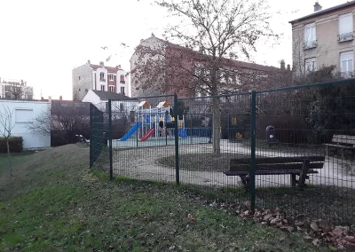 Seul autre square et équipement en plein air public pour enfants, du quartier du Plateau de Gentilly. A 50 mètres du périphérique.
